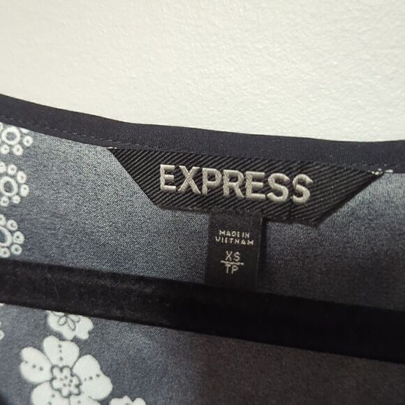 Express Black and white v neck Blouse - Picture 3 of 5